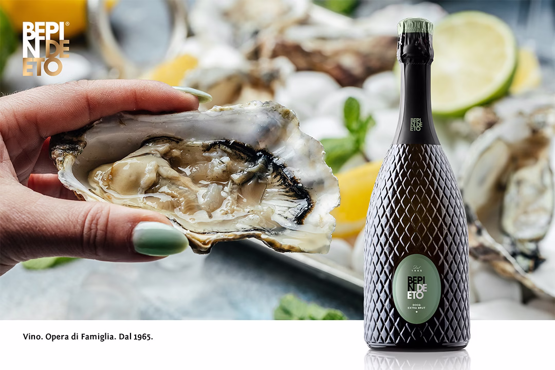 Bepin De Eto Conegliano Valdobbiadene Prosecco Superiore DOCG Extra Brut con un piatto di ostriche 1080x720